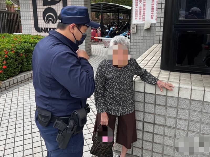 寒風凜冽97歲嬤迷途 暖警一眼認出助團圓家屬足甘心