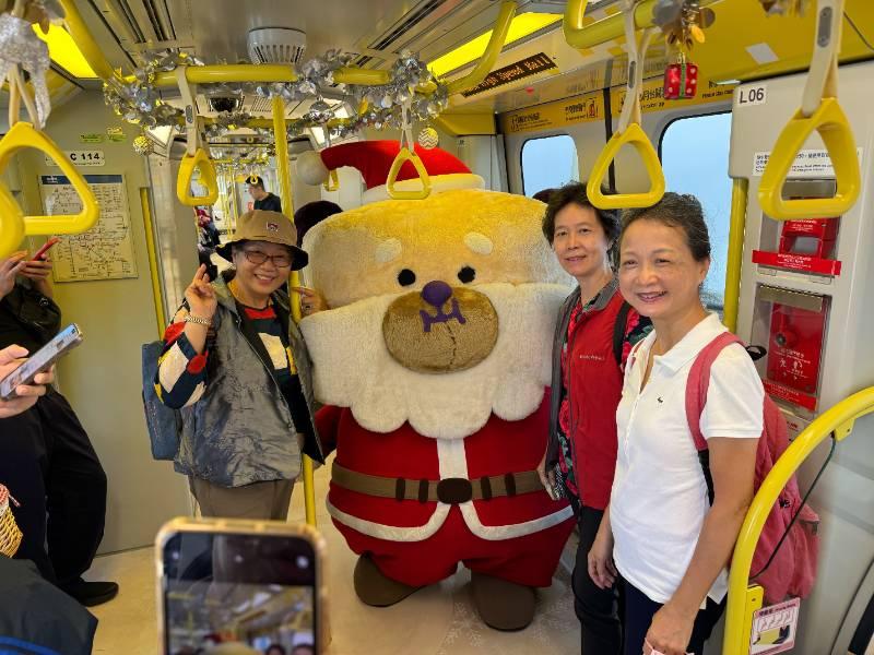 雪粼捷運列車桑塔熊現身同遊新北歡樂耶誕城