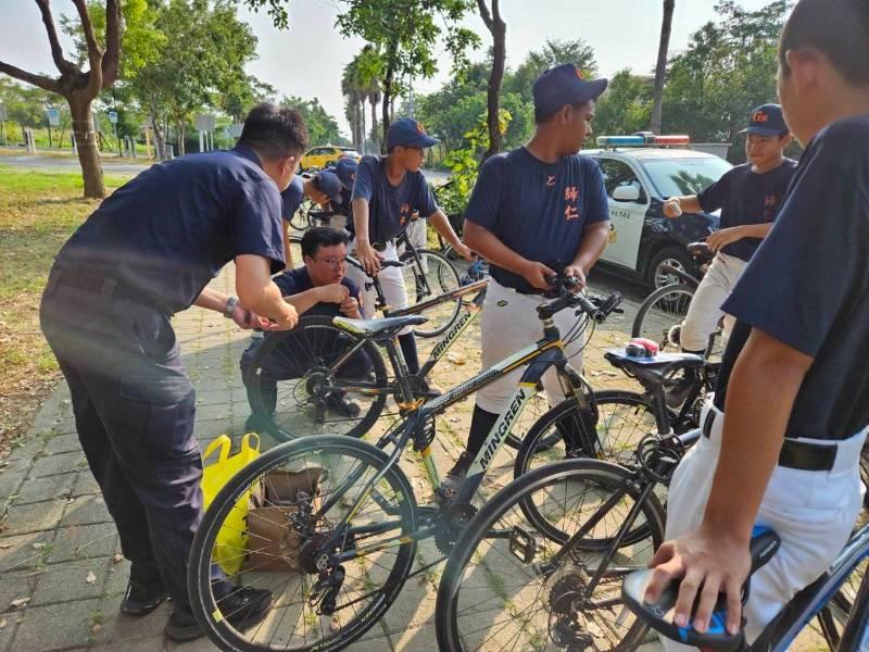 南警贈燈點光明 學童騎車平安行