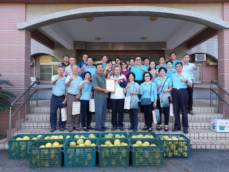 天慧慈善堂愛心捐贈大白柚 榮家住民品嚐香甜好窩心