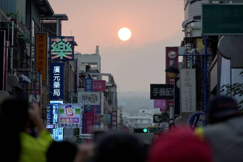 封街追日！ 南投曼哈頓奇緣市民齊聚賞懸日