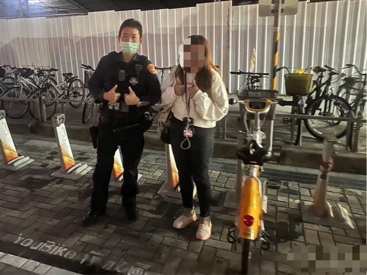 菲籍女手機遺落Ubike車籃 暖警熱心助迅找回