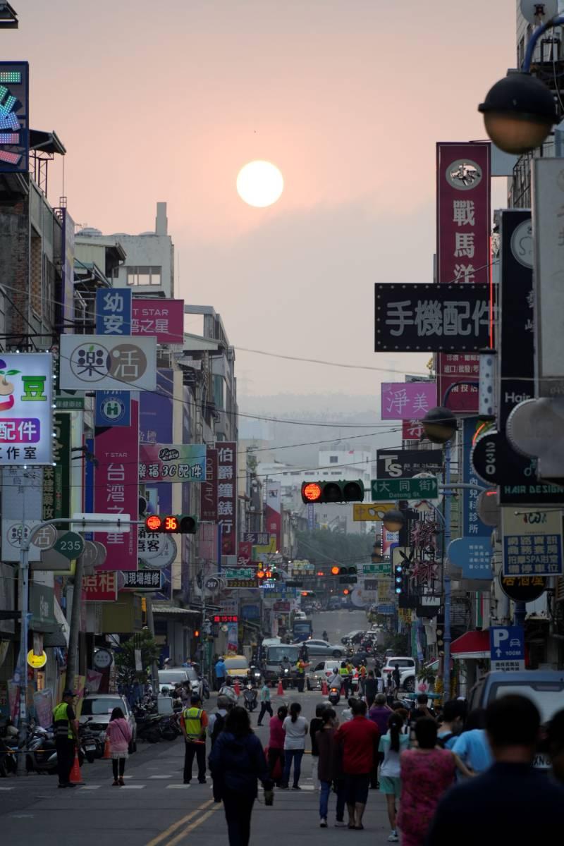 封街追日！ 南投曼哈頓奇緣市民齊聚賞懸日