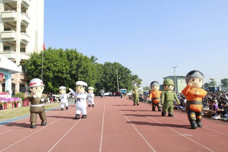 中華醫大55週年校慶各系創意造型進場 趣味賽園遊會藝文等接力熱鬧滾滾