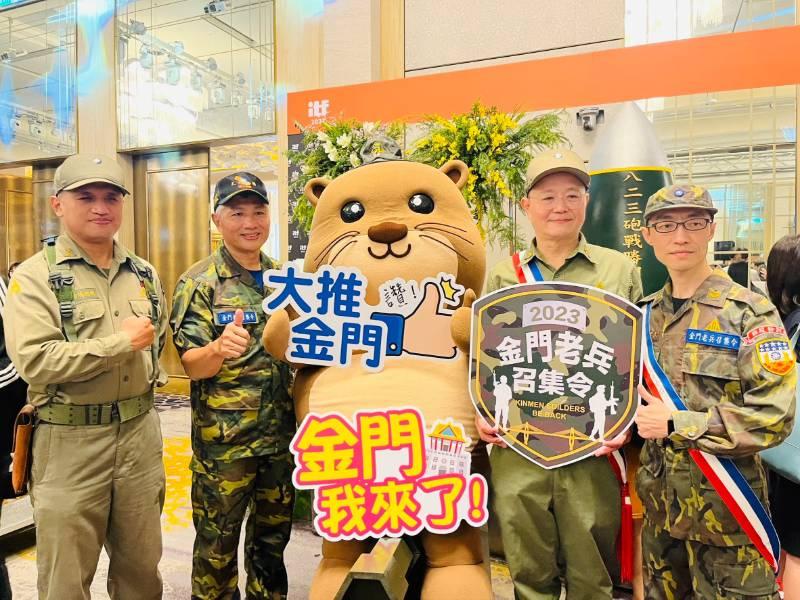 金門縣跨海國際旅展 老兵推阿特開著迷你坦克超吸睛