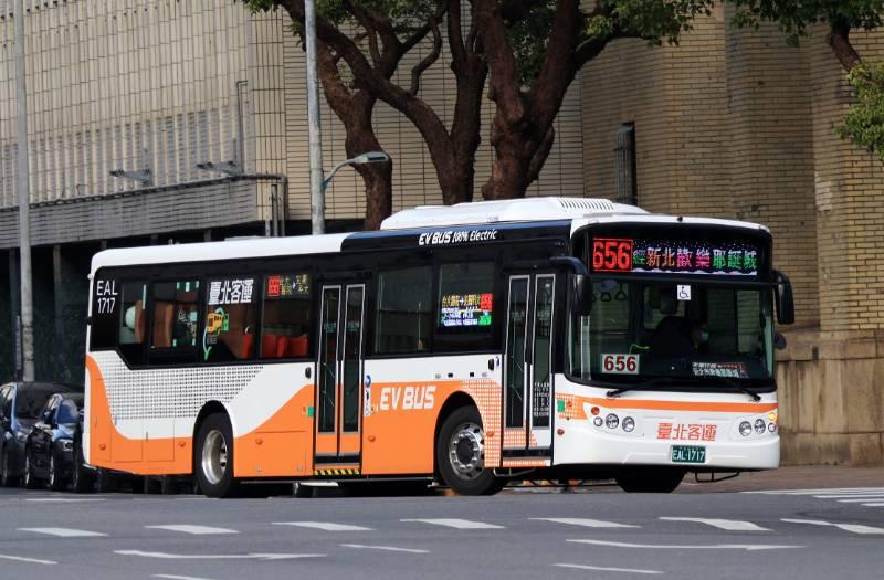 新北歡樂耶誕城即將開城 「桑塔熊」主題公車盛裝登場