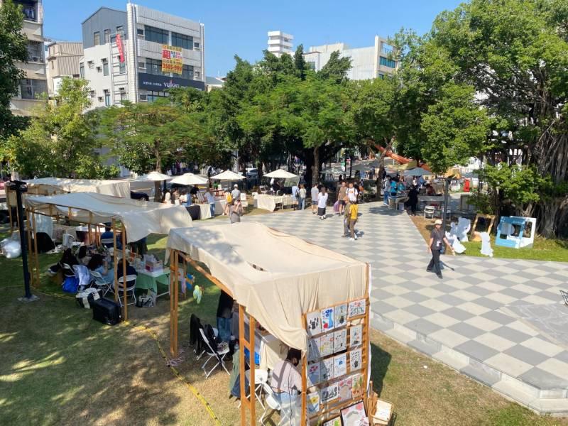 臺南市美術館首度自辦藝術市集 今登場 敲古錐的「愛洛萌市集」！