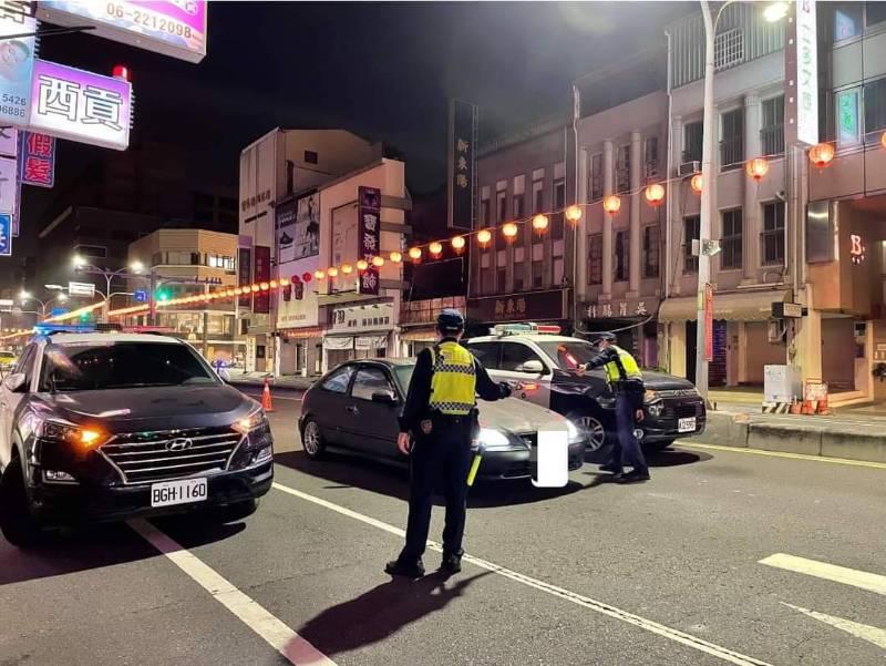 偕造訪好友抽毒菸 遭臨檢警聞惡臭人贓俱獲送辦