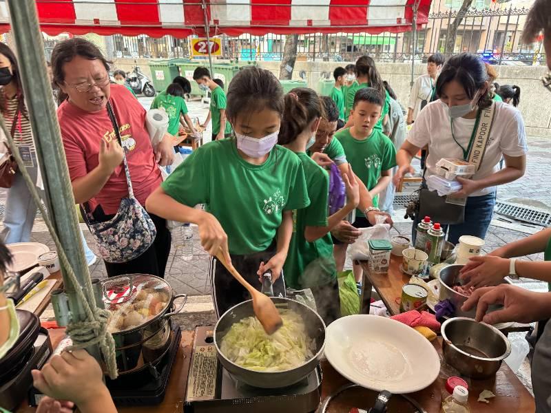 不一樣的謝師宴：南大附小畢業生親自下廚，感謝師恩