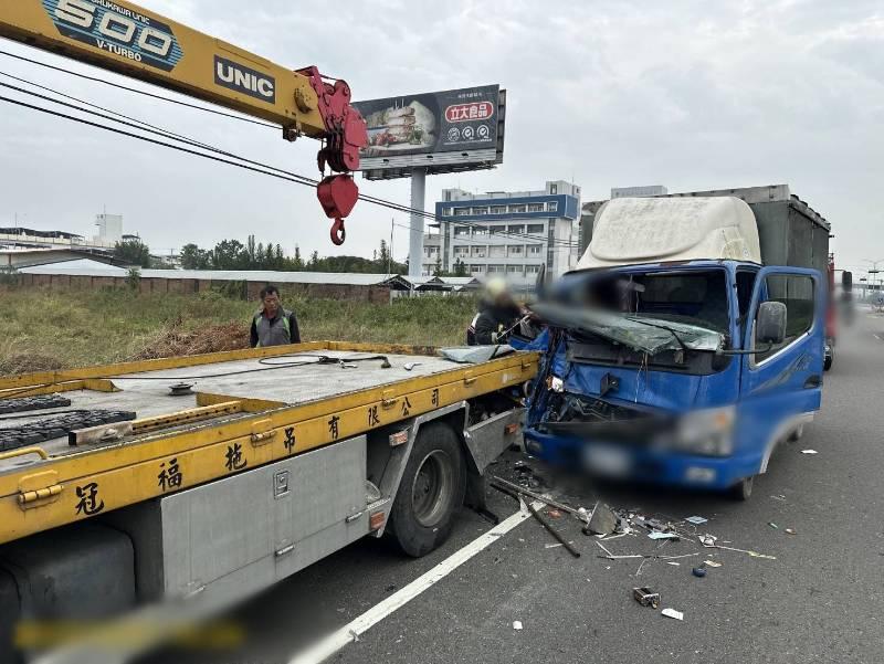 路竹區連環車禍！湖內分局快速應變現場救援及交通疏導