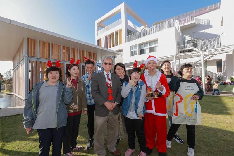 「瑪利亞傳愛閣」中央公園聖誕打卡新景點 董事長鄭若瑟醫師分享「經營快樂」聚焦價值