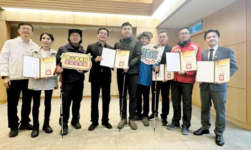 新北登山教育囊括大獎 市政會議獻獎共享榮耀