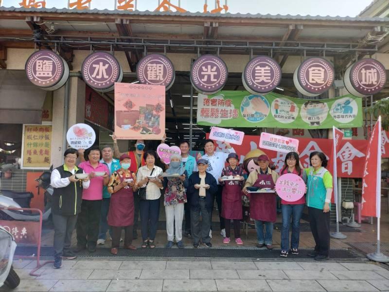 耆老1日店員挑戰 鹽水獅會×觀光美食城響應捐年菜