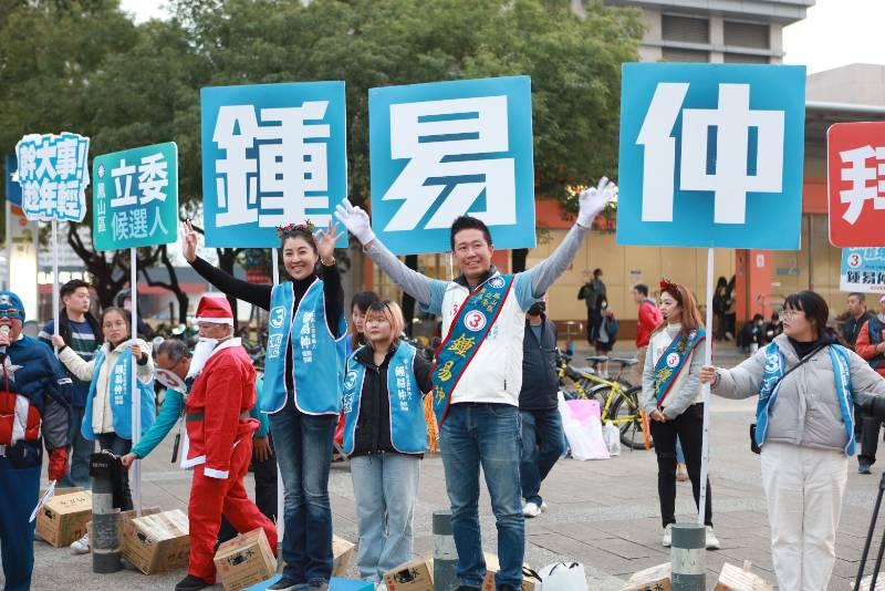 高雄鳳山選情五五波！許淑華與鍾易仲熱舞拜票展新風