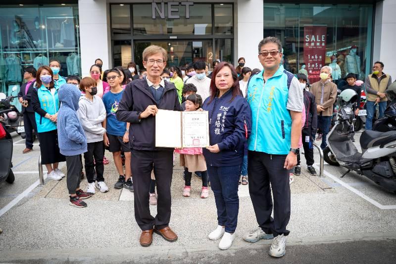 寒冬送暖，台南親自行善會結合企業送愛領東區學子購衣