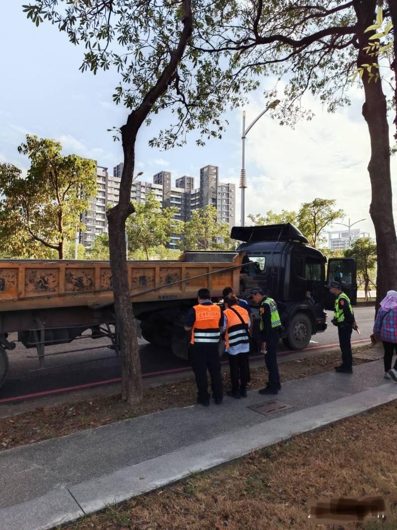 高雄市區監理所與市府警察局聯手加強取締大型車違規車輛！