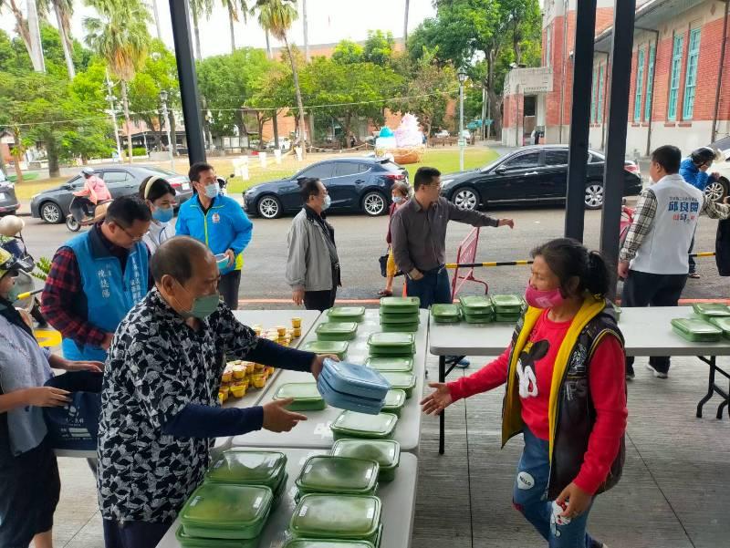 文圖：斗六市長贈布丁　長青食堂補營養甜在心