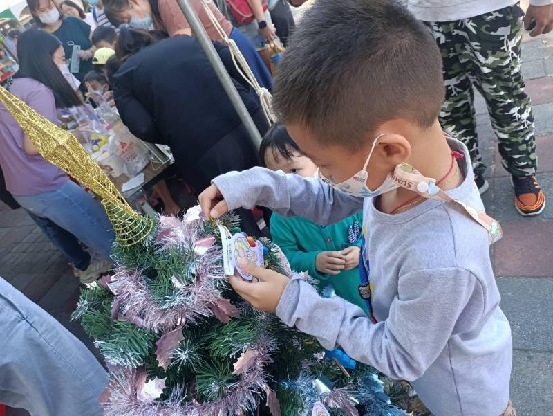 親子趁番茄成熟時 嘉藥幼保傳播愛迎聖誕