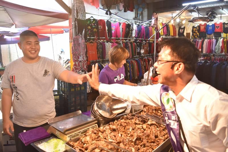 選戰倒數！許智傑深入市場，與攤商共商地方發展，女力雄讚，智傑凍蒜！