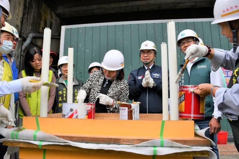 勞動部阿春部長關懷弱勢家庭 親訪南市做工行善團