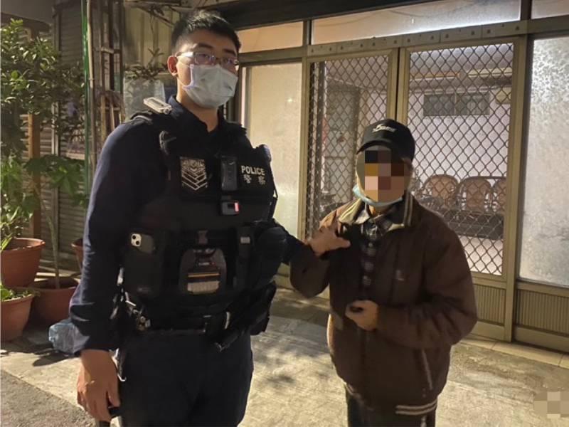 失智翁夜間迷途遊蕩 暖警積極協助返家