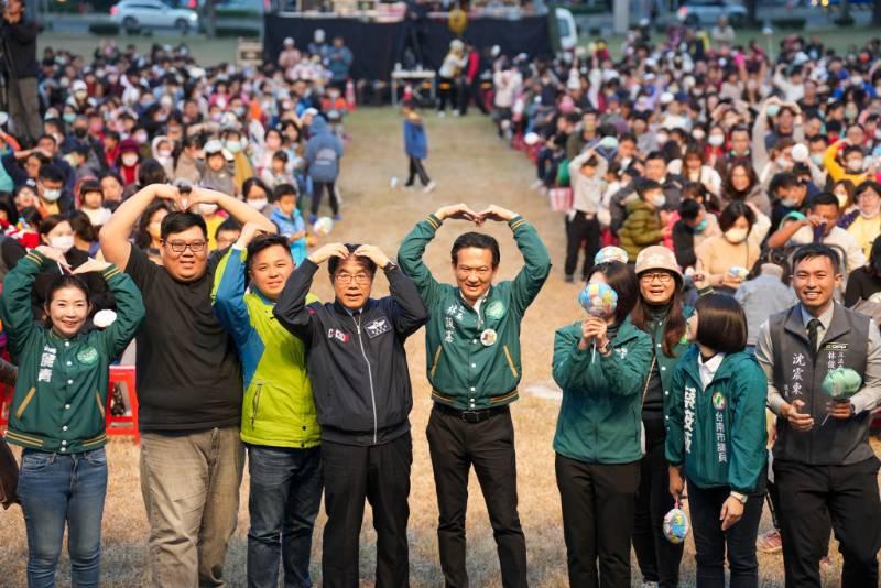 聖誕前夕立委林俊憲邀請紙風車演出 台南5千親子不畏低溫樂翻