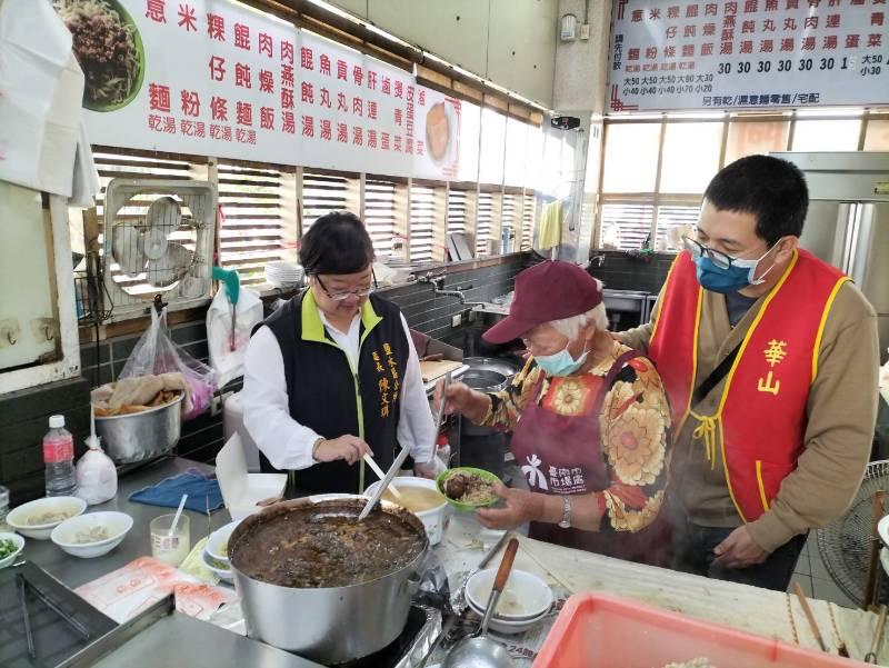 耆老1日店員挑戰 鹽水獅會×觀光美食城響應捐年菜