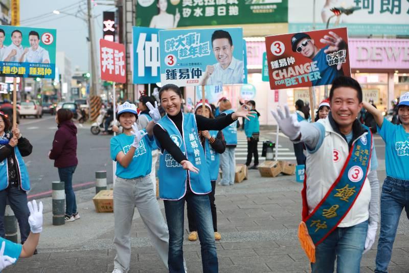 高雄鳳山選情五五波！許淑華與鍾易仲熱舞拜票展新風