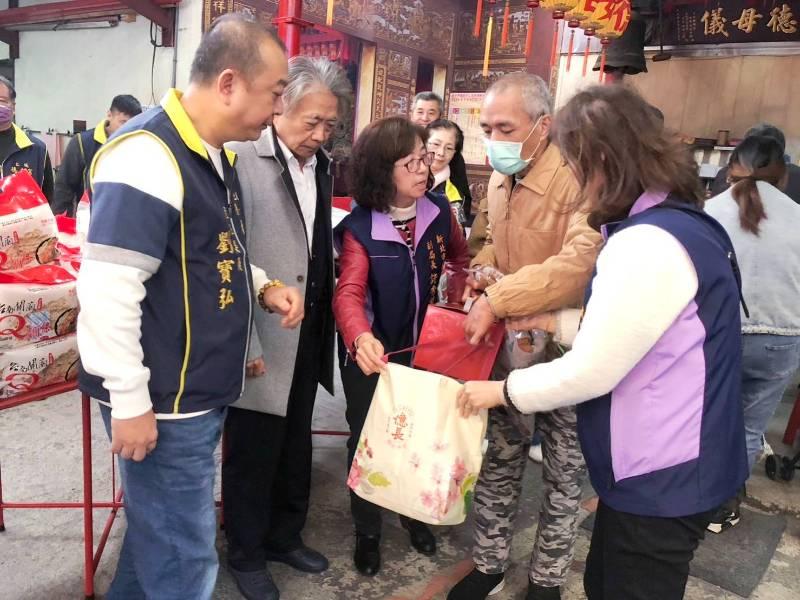 「鳯凰傳愛龍來德安」 暖心年菜和毛毯助 土城弱家過好年