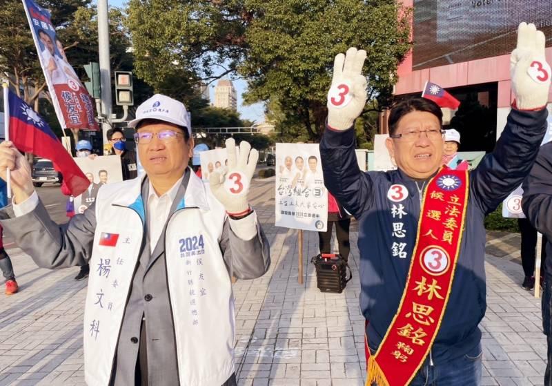 楊文科清晨陪同林思銘路口拜票　民眾民熱情揮手回應