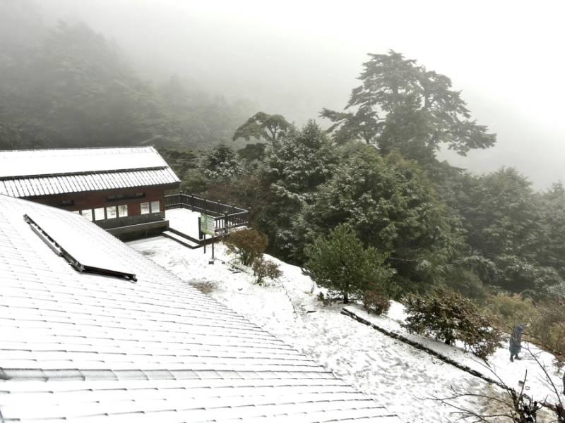 天池山莊下雪 山友登頂攜帶「雪季三寶」