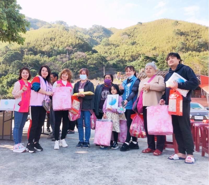 行善送暖讓愛延續　桃園市新住民國際關懷協會拋磚引玉捐民生物資傳愛偏鄉民眾