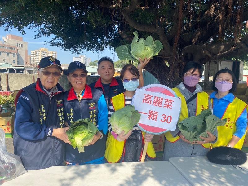 搶救高麗菜大作戰  小東里發起義賣挺菜農