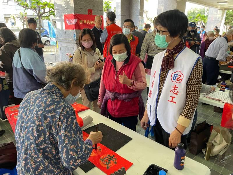 屏東榮服處新春揮毫贈春聯 龍送吉祥賀新年