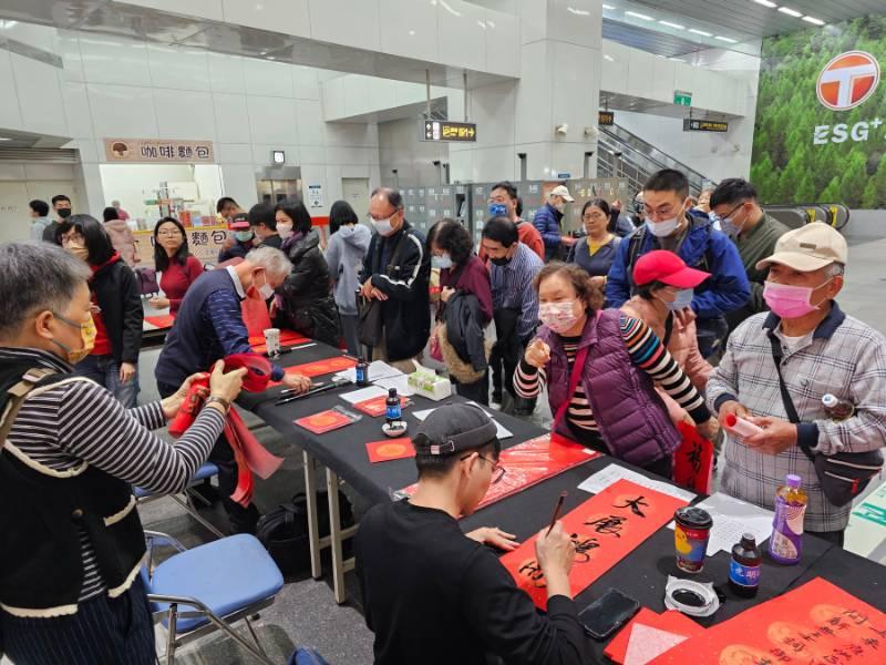 龍年行大運！高雄大學生揮毫祝福，捷運站現場送春聯熱鬧非凡！