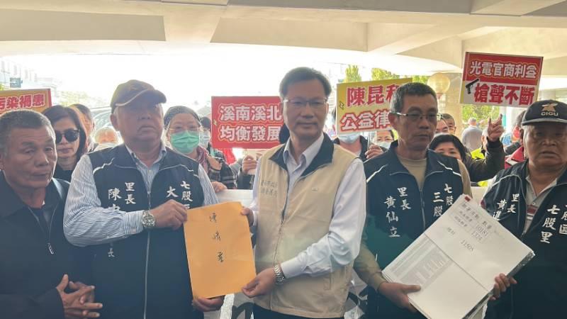 台南市七股區反不當種電聯盟 向市府遞交萬人連署書