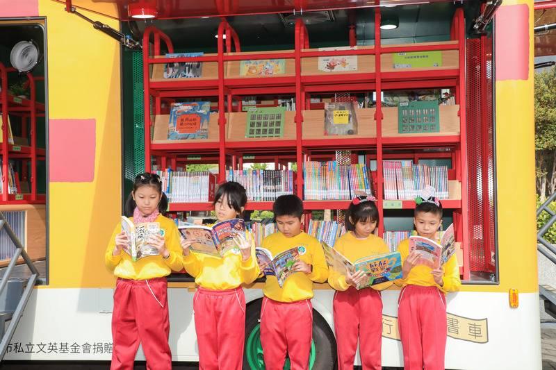 中市第2部太陽能行動圖書車嶄新啟用 以美學與綠能開啟市民閱讀之窗 