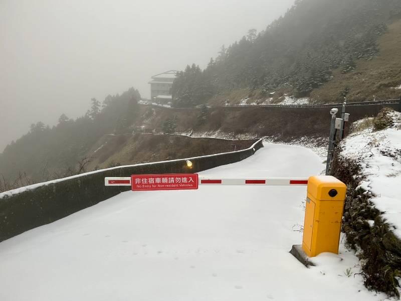 合歡山降雪限加掛雪鍊通行 水晶宮路段夜間封閉