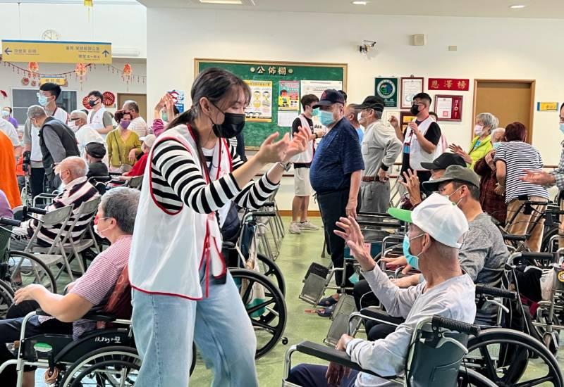 天使志工團蒞屏東榮家 關懷服務住民長輩