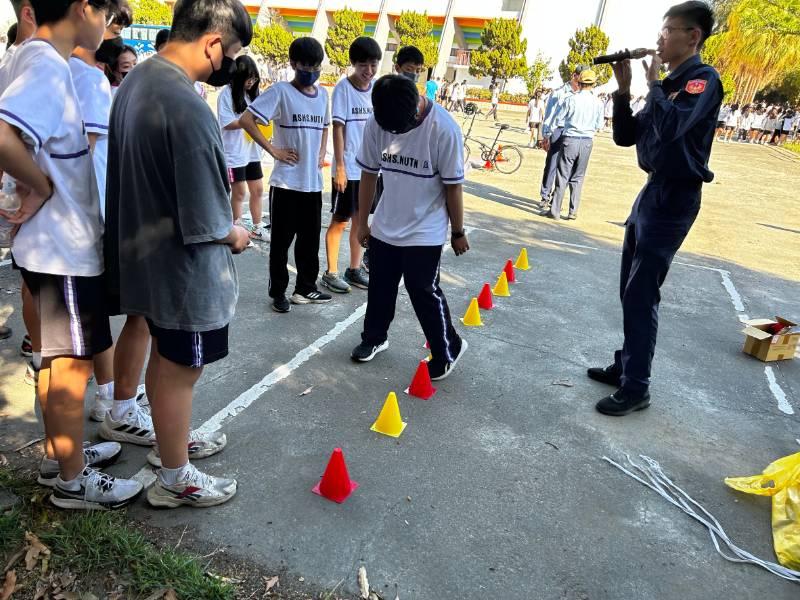 南警與監理站合辦校園安全行-大型車內輪差與視野死角體驗