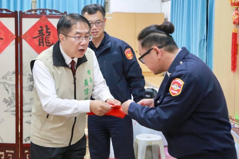 南警小年夜圍爐  黃偉哲親臨慰勉賀年