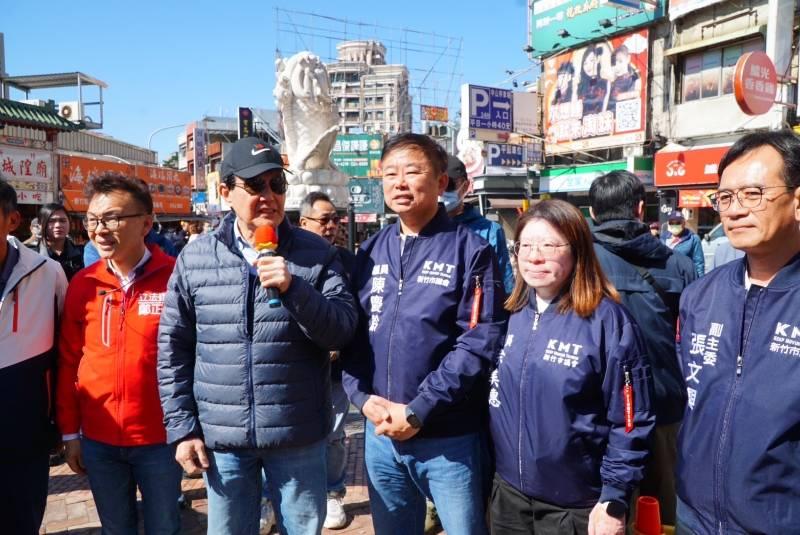 立委鄭正鈐陪同上香祈福　前總統馬英九赴竹市城隍廟祈福發紅包