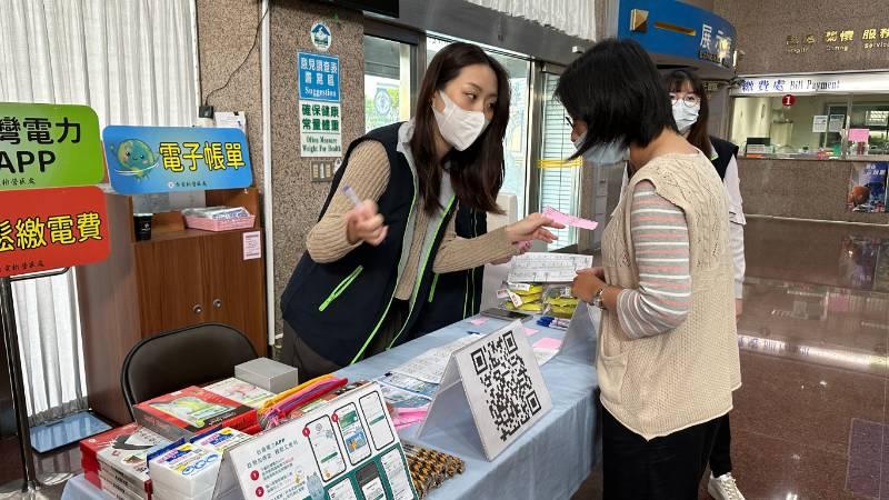 書法家新春揮毫 台電新營區處贈春聯慶龍年