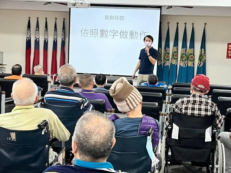 屏東榮家健康課程 住民長輩動動身體動動腦