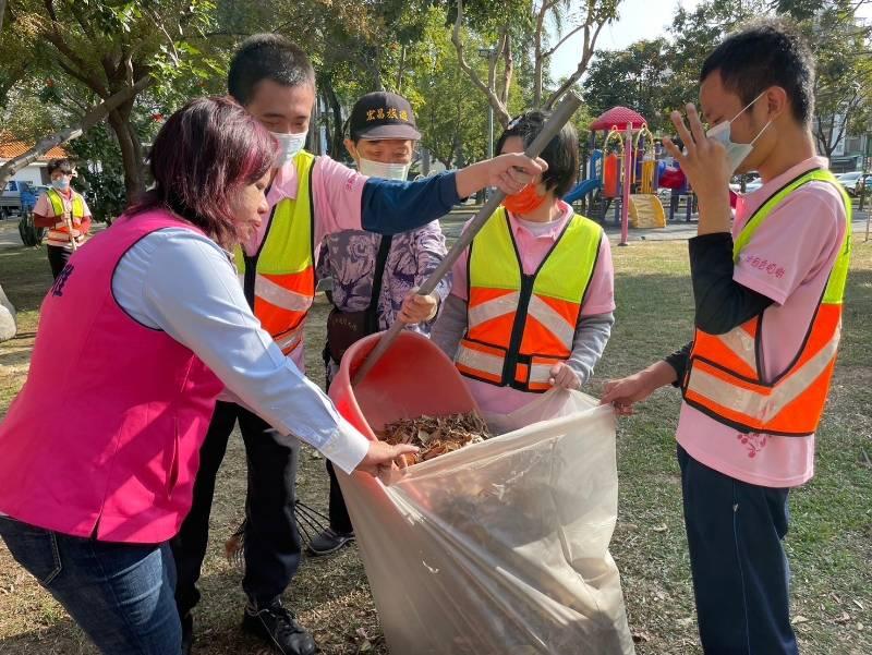 讓愛動起來 台南忠孝里志工團與伊甸香柏樹智青打掃公園好溫馨