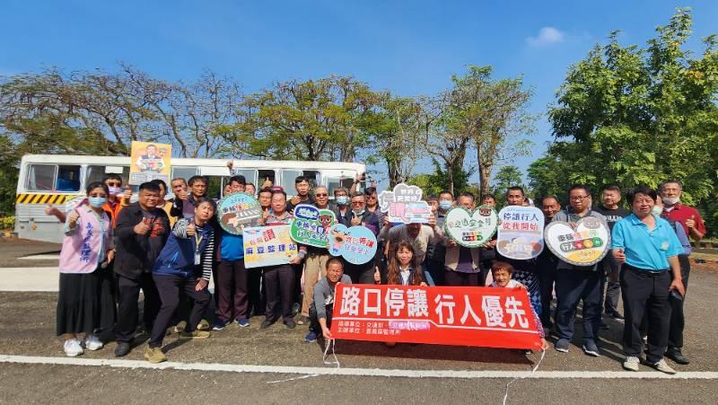 響應「路口停讓」、守護行人安全~麻豆監理站與臺南地區遊覽車公會攜手辦理駕駛員行車安全教育訓練。