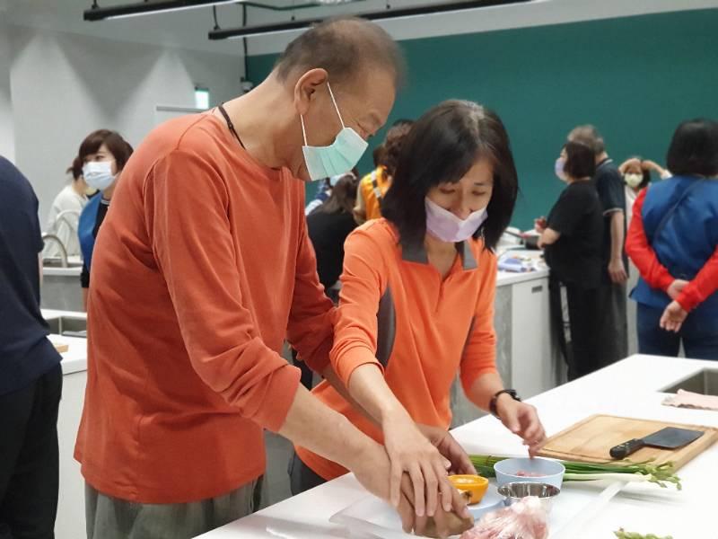 聲動時刻in圖書館  南市圖邀請視障朋友動手烹飪、聽電影