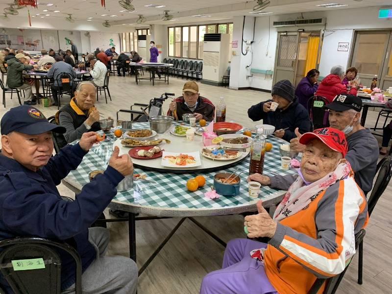 龍馬精神 龍騰虎躍 榮家歡慶佳節圍爐迎新年 