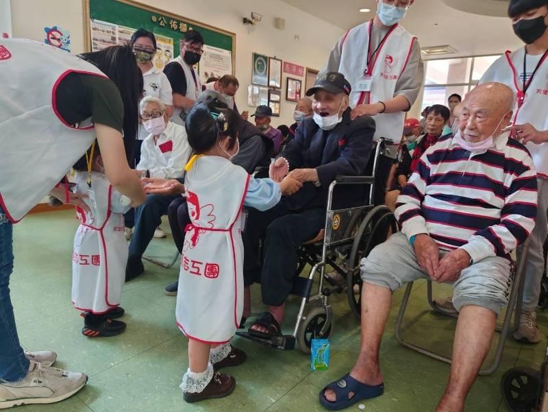 天使志工團蒞屏東榮家 關懷服務住民長輩