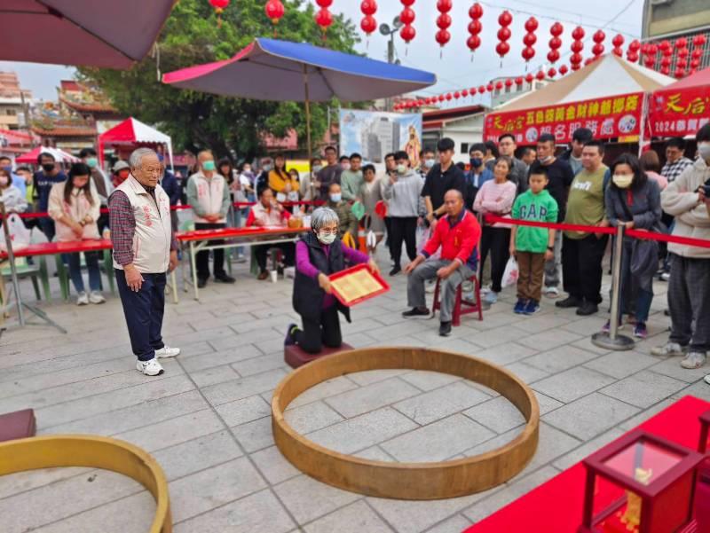 幸運降臨！旗山天后宮「黃金財神爺」送福送財 信眾踴躍參與聖筊擲杯祈福